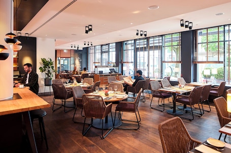 Frühstück, Mittagessen und Abendessen. THE MADISON Hotel Hamburg