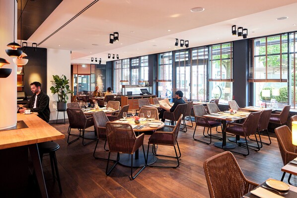 Breakfast, lunch and dinner served - THE MADISON Hotel Hamburg (Hamburg)