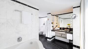 Penthouse, 1 King-Bett, Balkon (Penthouse;Cozy Sitting Corner) | Badezimmer | Designer-Toilettenartikel, Haartrockner, Bademäntel, Handtücher