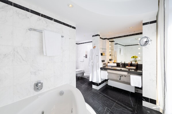 Penthouse, 1 cama King size, balcón (Penthouse;Cozy Sitting Corner) | Baño | Amenidades de baño de diseñador, secadora de cabello, batas, toallas 