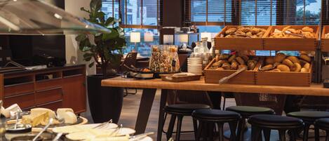 Petit déjeuner buffet servi tous les jours en supplément