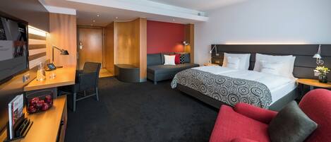 Ylelliset vuodevaatteet, minibaari, tallelokero huoneessa, työpöytä