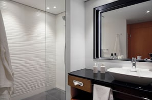 Executive Studio, 1 King Bed, Kitchenette (Converts to 2 Twin Beds) | Bathroom | Designer toiletries, hair dryer, bathrobes, towels - THE MADISON Hotel Hamburg (Hamburg)