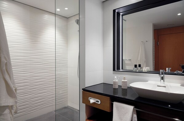 Executive Studio, 1 King Bed, Kitchenette (Converts to 2 Twin Beds) | Bathroom | Designer toiletries, hair dryer, bathrobes, towels - THE MADISON Hotel Hamburg (Hamburg)