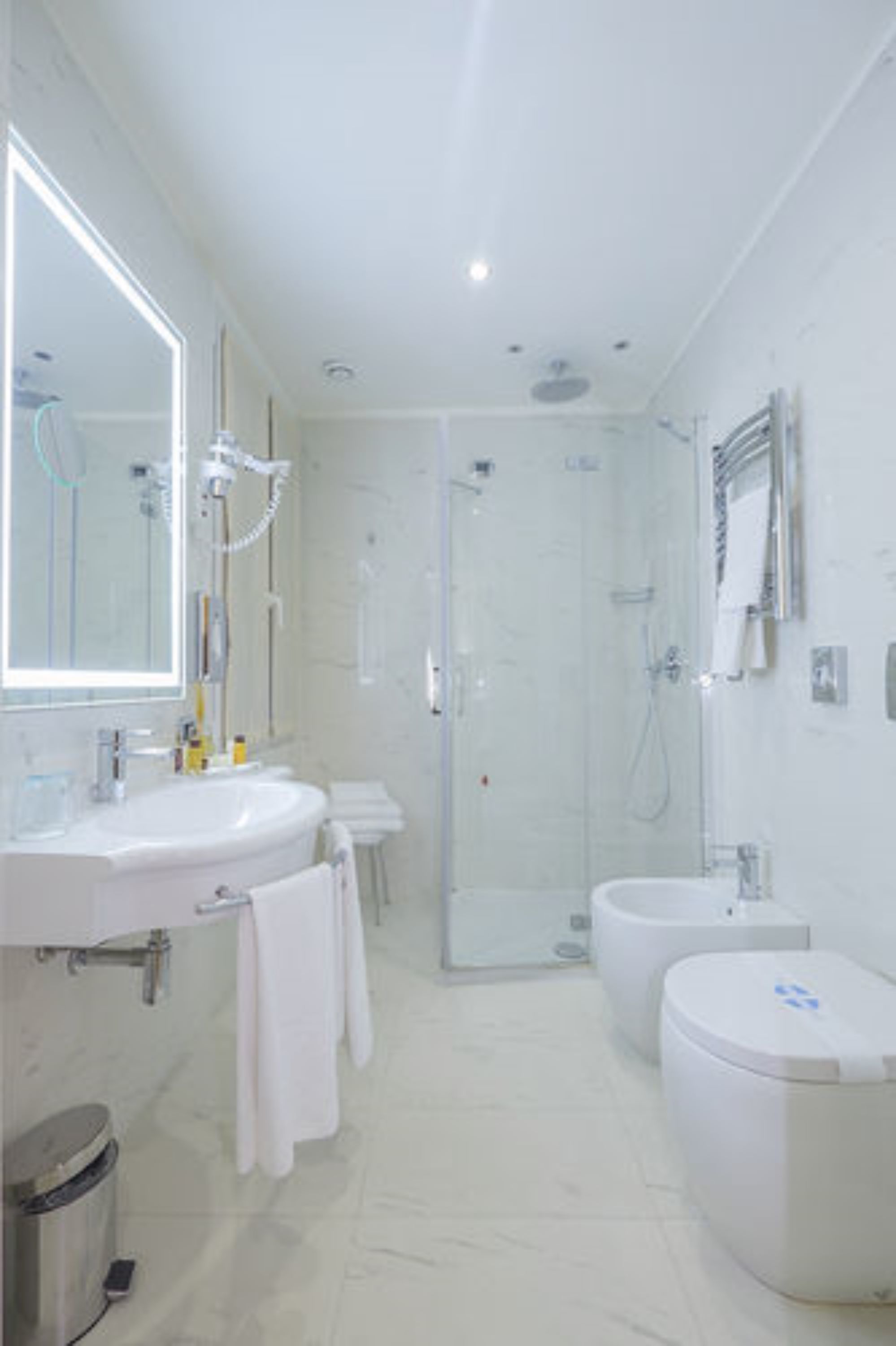 combined shower/bathtub, rainfall showerhead, free toiletries