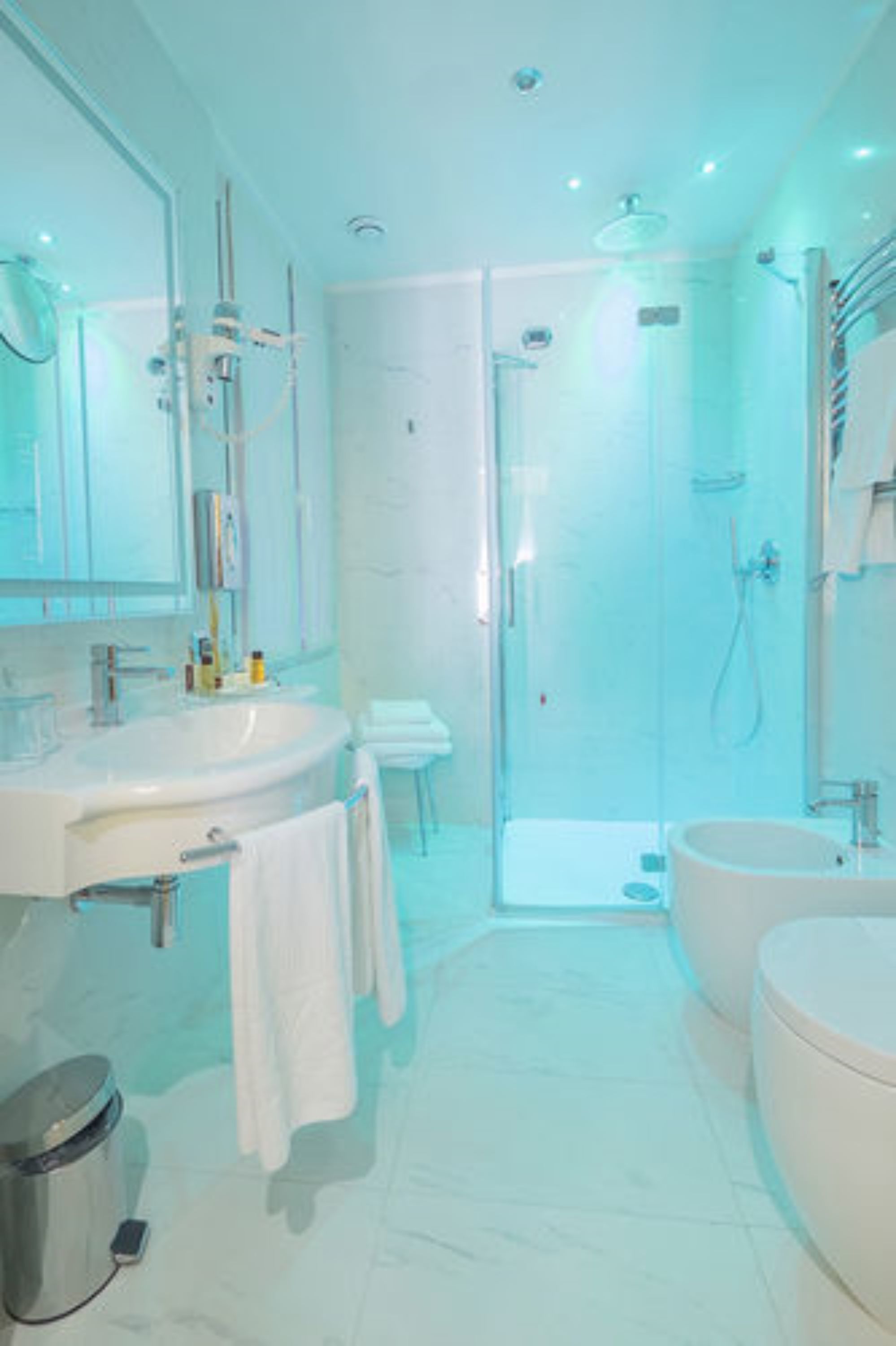 combined shower/bathtub, rainfall showerhead, free toiletries