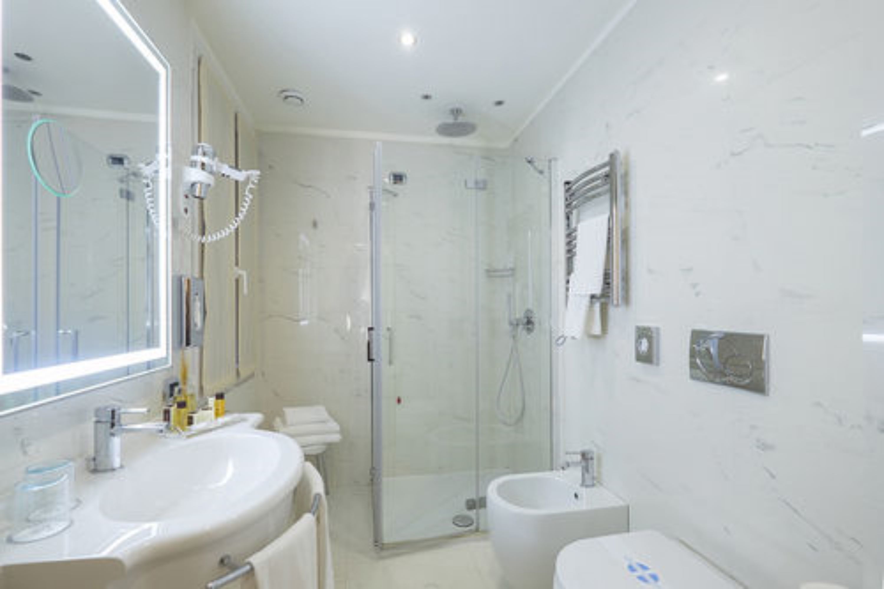 deluxe double or twin room | bathroom | combined shower/bathtub, rainfall showerhead, free toiletries