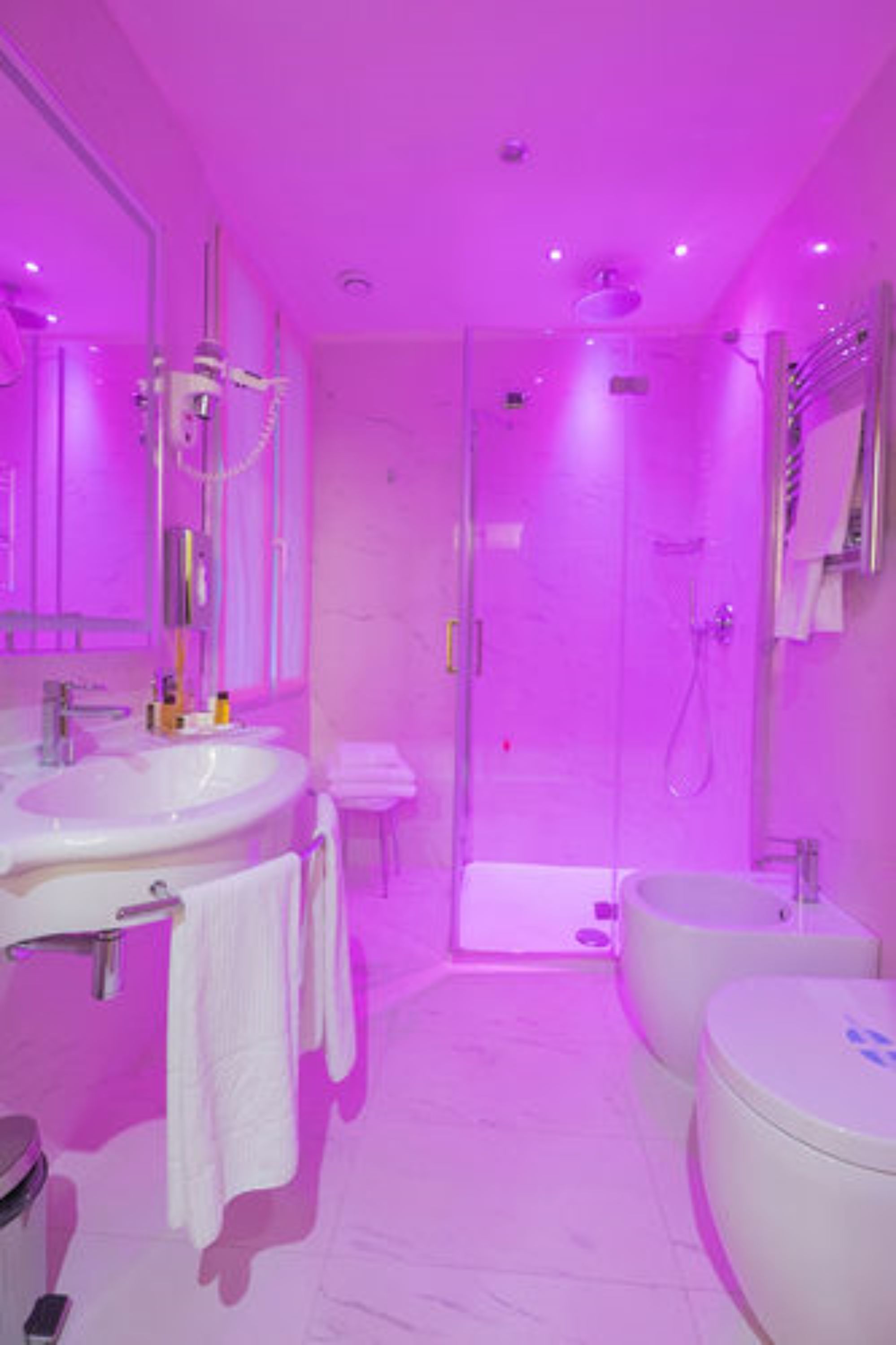 combined shower/bathtub, rainfall showerhead, free toiletries