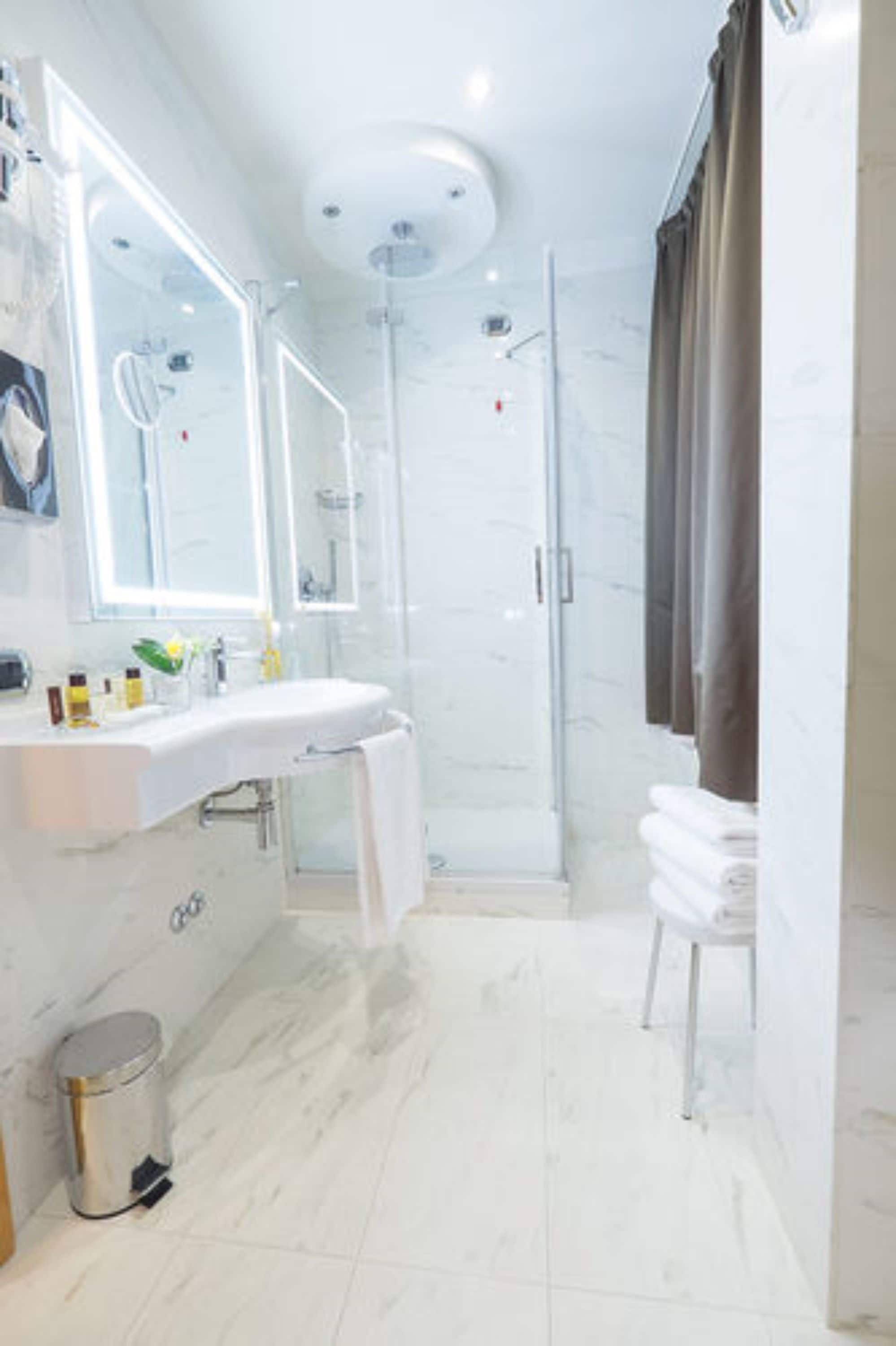 combined shower/bathtub, rainfall showerhead, free toiletries