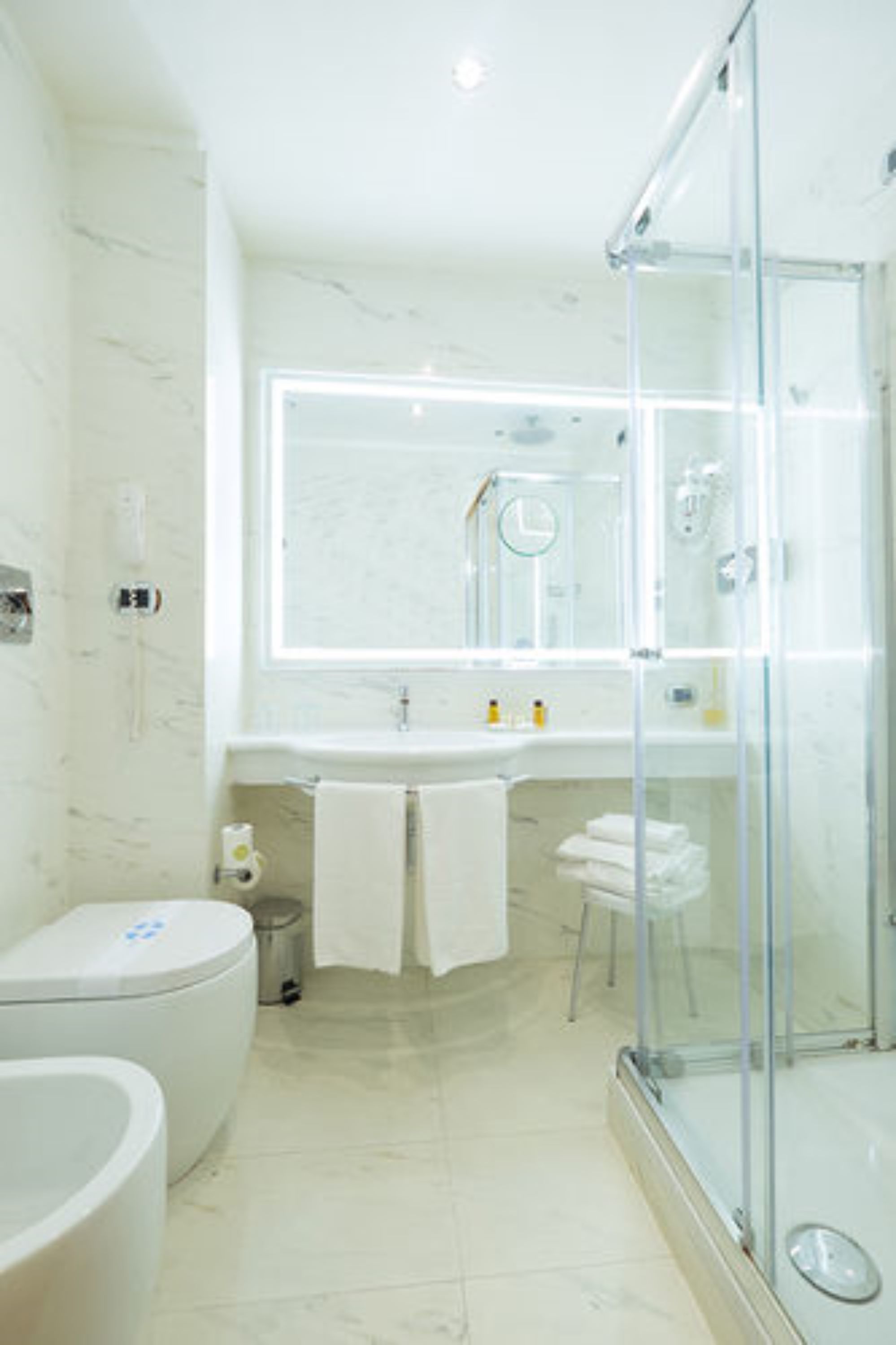 combined shower/bathtub, rainfall showerhead, free toiletries