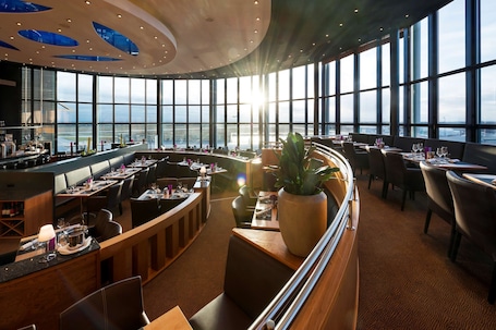 Servizio di colazione, pranzo e cena. ATLANTIC Hotel Airport