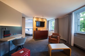 Suite | Hypo-allergenic bedding, minibar, in-room safe, desk