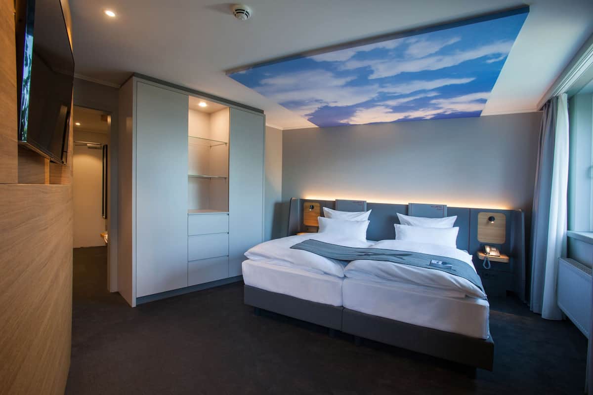 Hypo-allergenic bedding, minibar, in-room safe, desk
