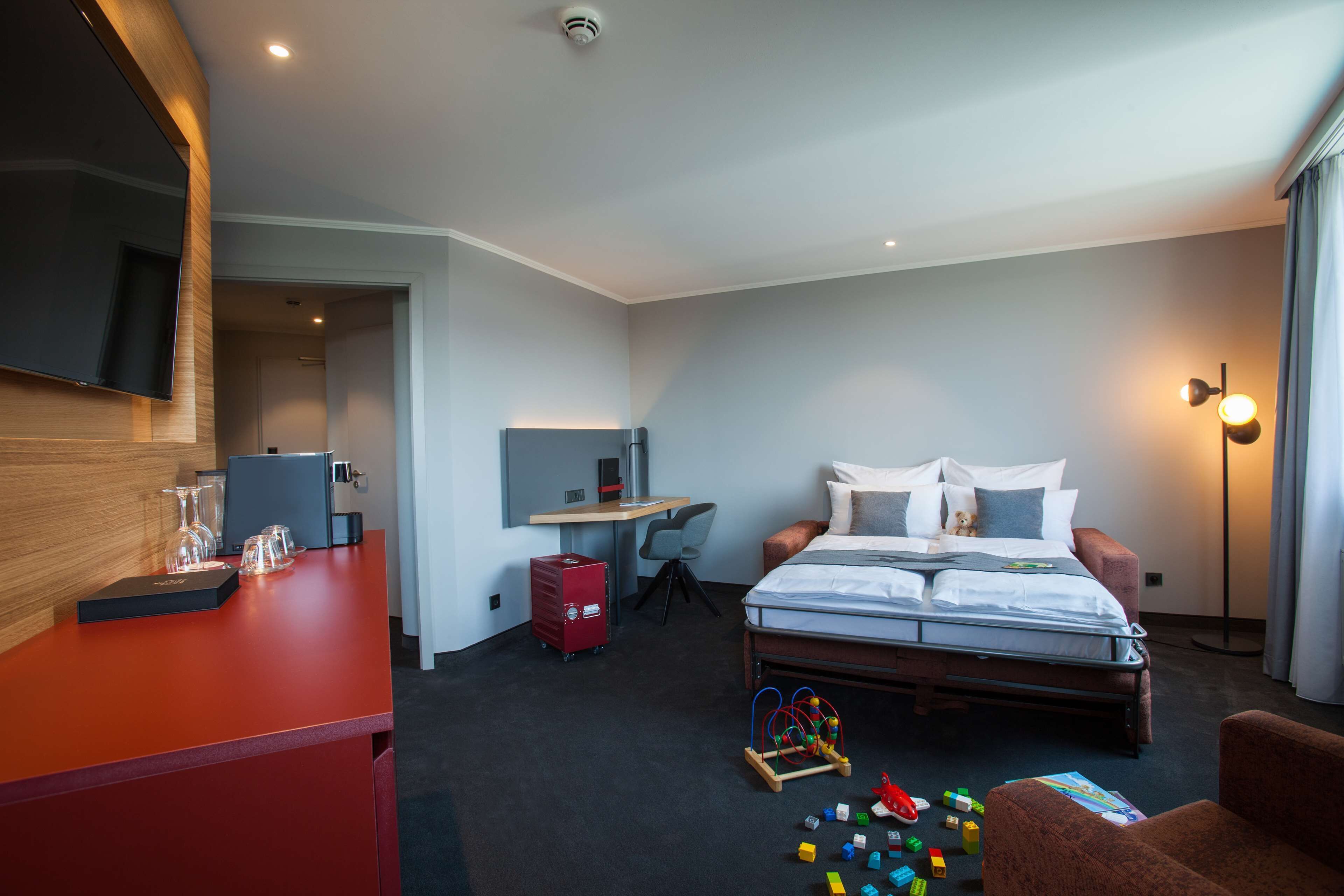 suite | hypo-allergenic bedding, minibar, in-room safe, desk