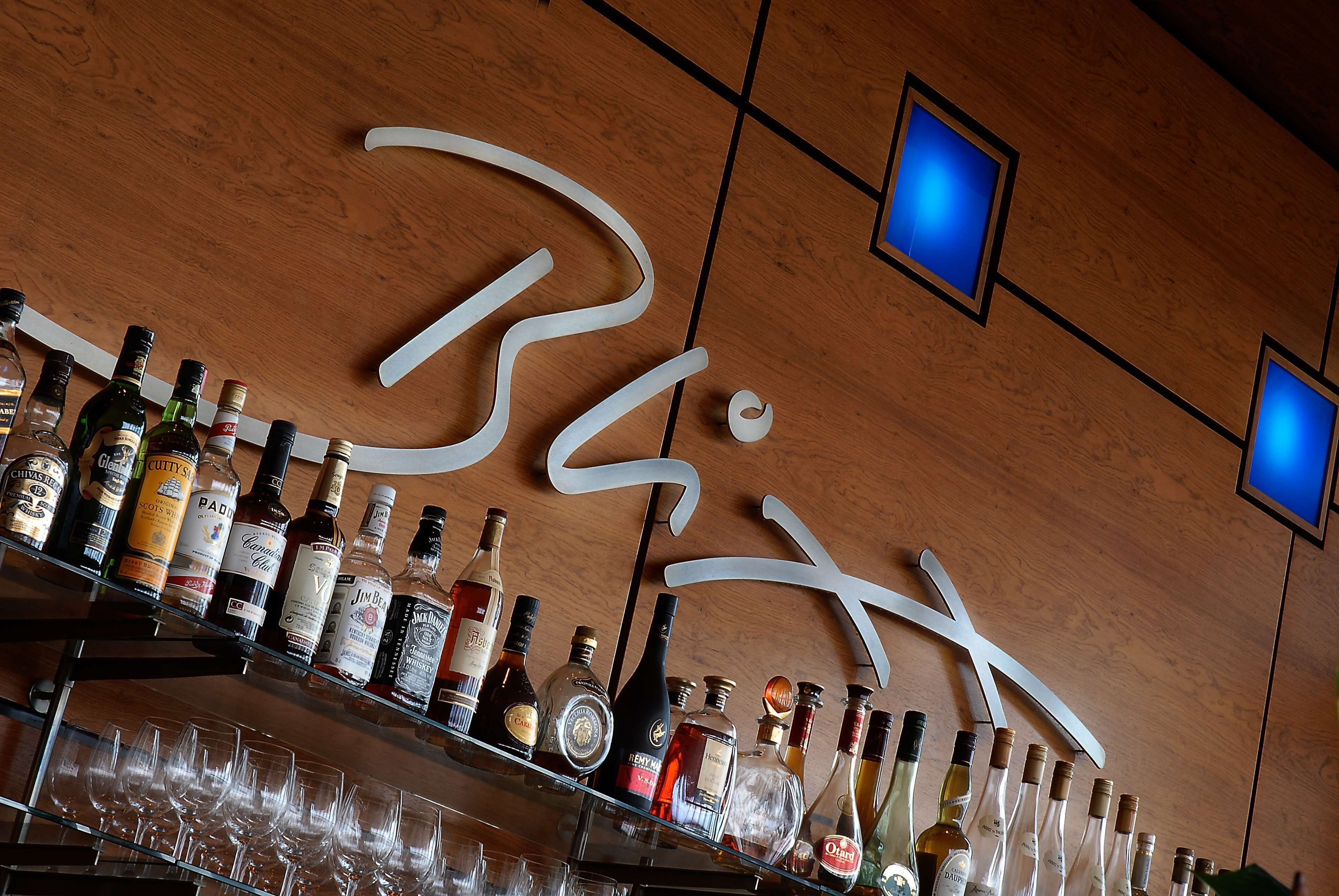 breakfast, lunch, dinner served; international cuisine