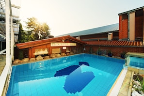 Piscine couverte, piscine extérieure, chaises longues