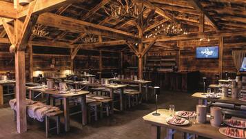 3 ristoranti, aperti a colazione e a pranzo, cucina internazionale