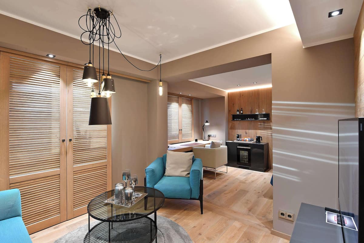 desk, blackout curtains, soundproofing, free cots/infant beds