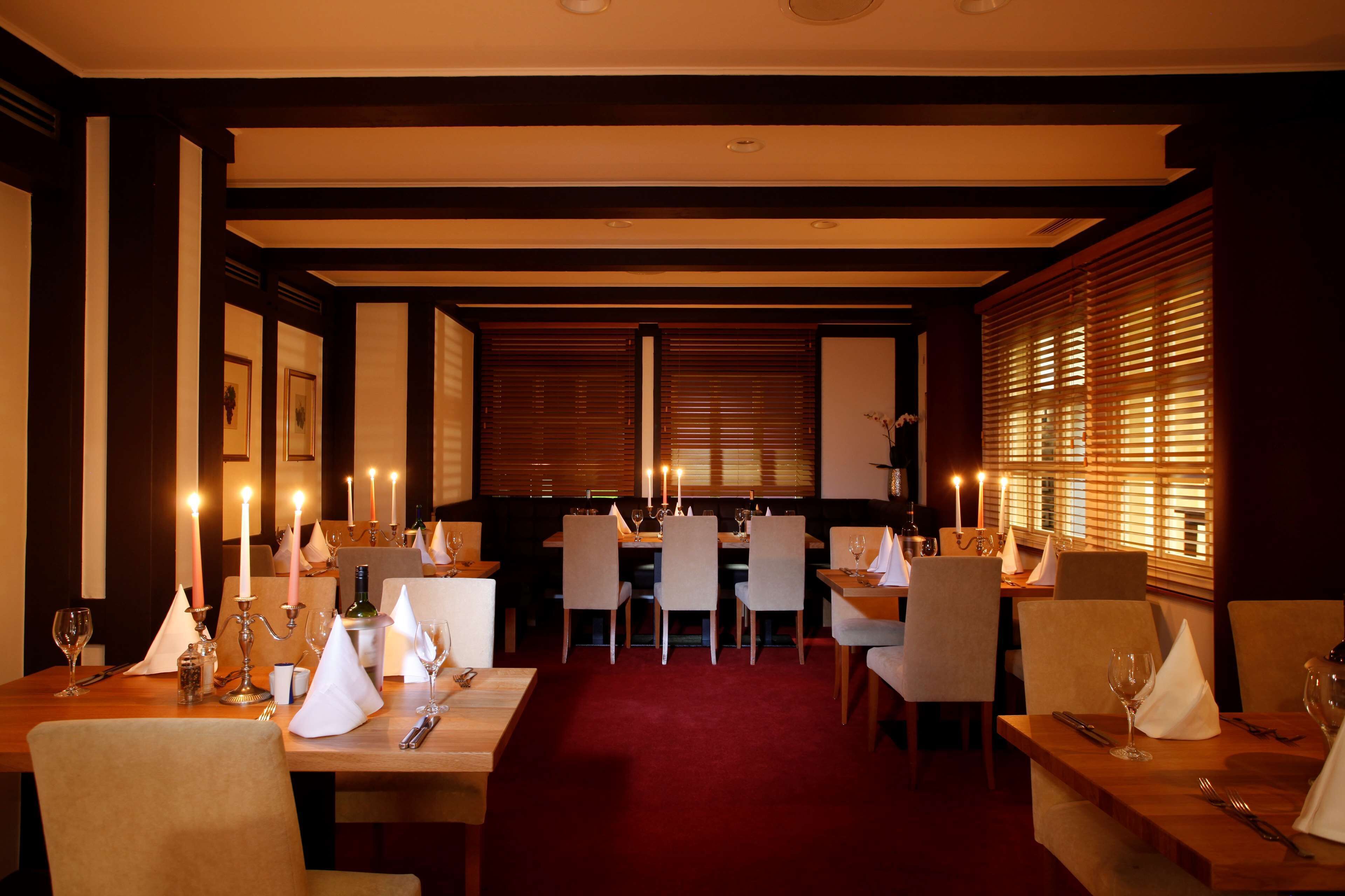 3 restaurants, breakfast, lunch, dinner served; international cuisine