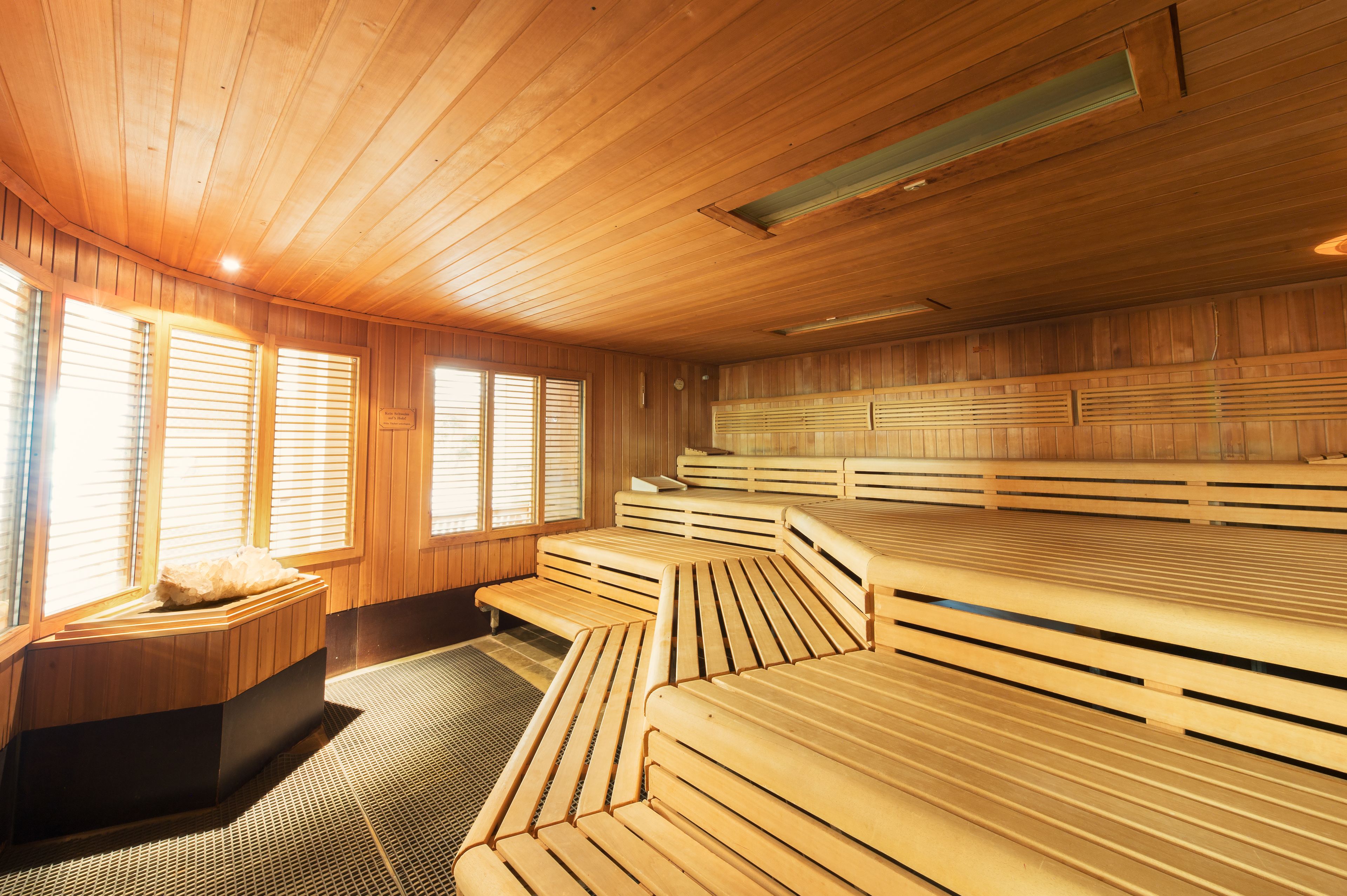 Una sauna con bancos de madera y techo inclinado.