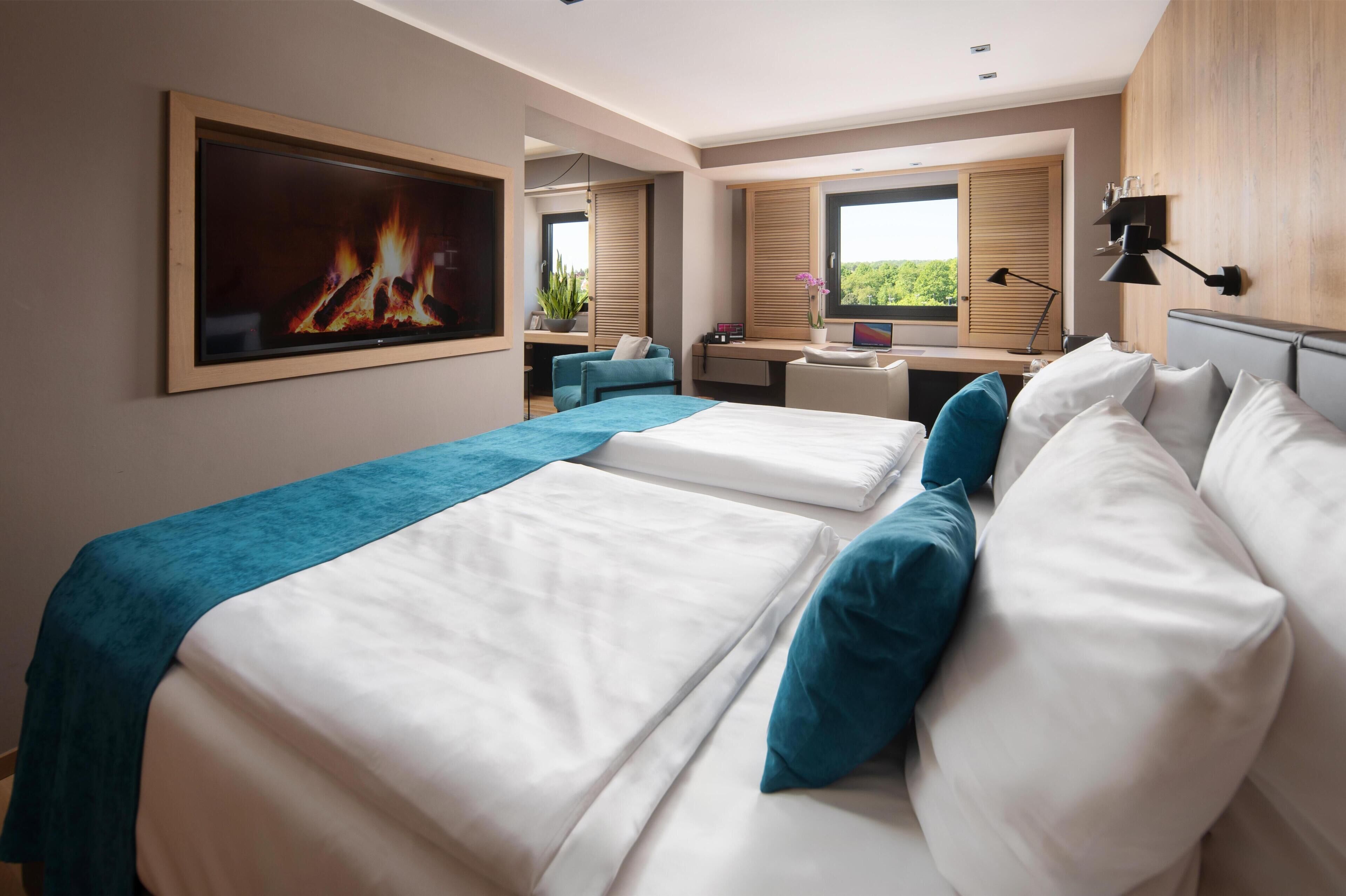 Escrivaninha, cortinas blackout, quartos à prova de som