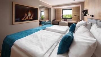 Escrivaninha, cortinas blackout, quartos à prova de som