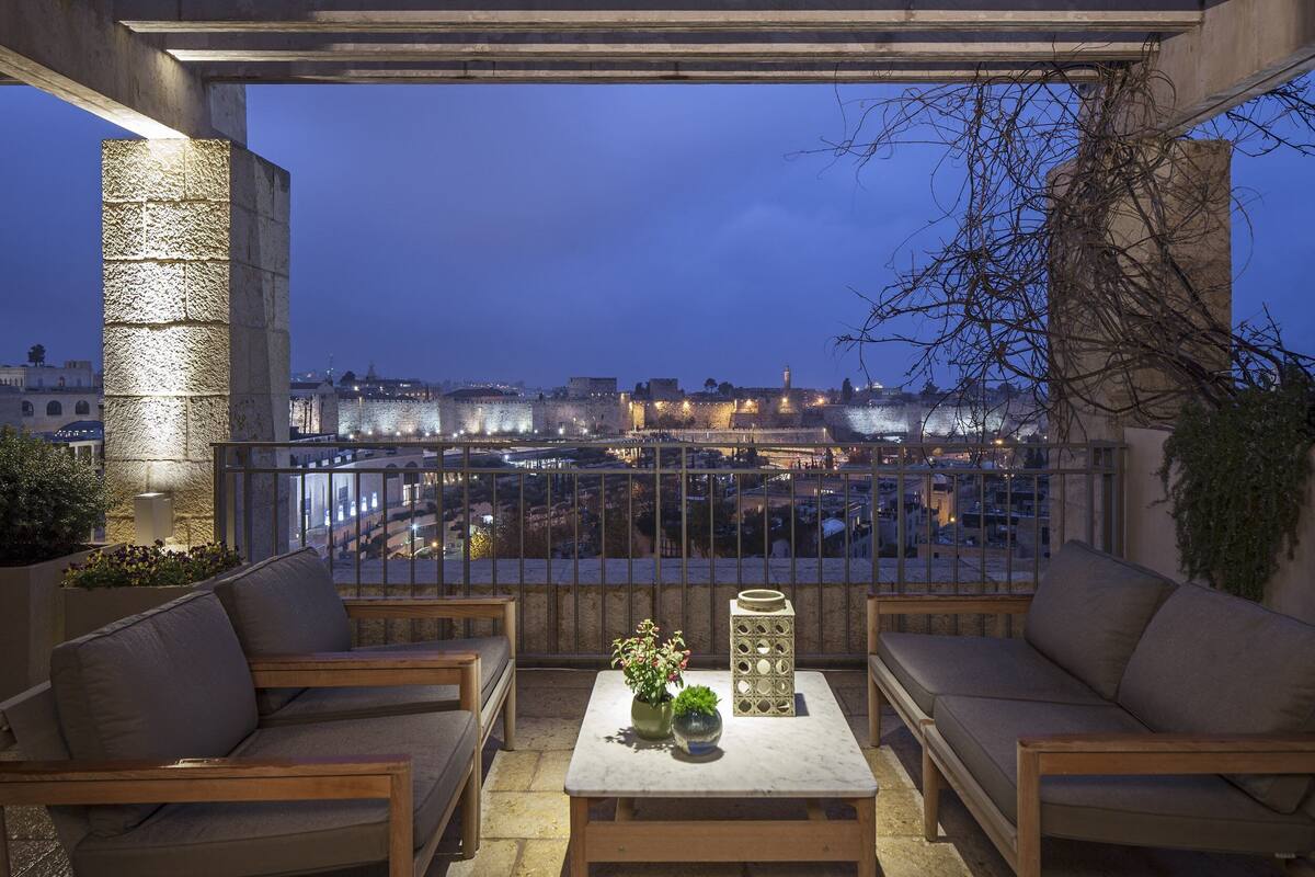 Varanda com vista para um centro histórico ao entardecer.