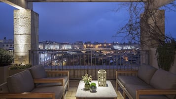 Premium Executive Suite with a terrace and Old City view. | Roupas de cama premium, camas com colchões pillow-top
