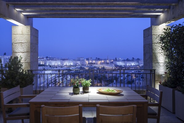 Executive Suite with a terrace and Old City view. | Vistas del balcón