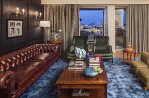 Royal Suite with terrace and Old City view | Oppholdsrom | En 32-tommers LCD-TV med kabel-kanaler samt TV