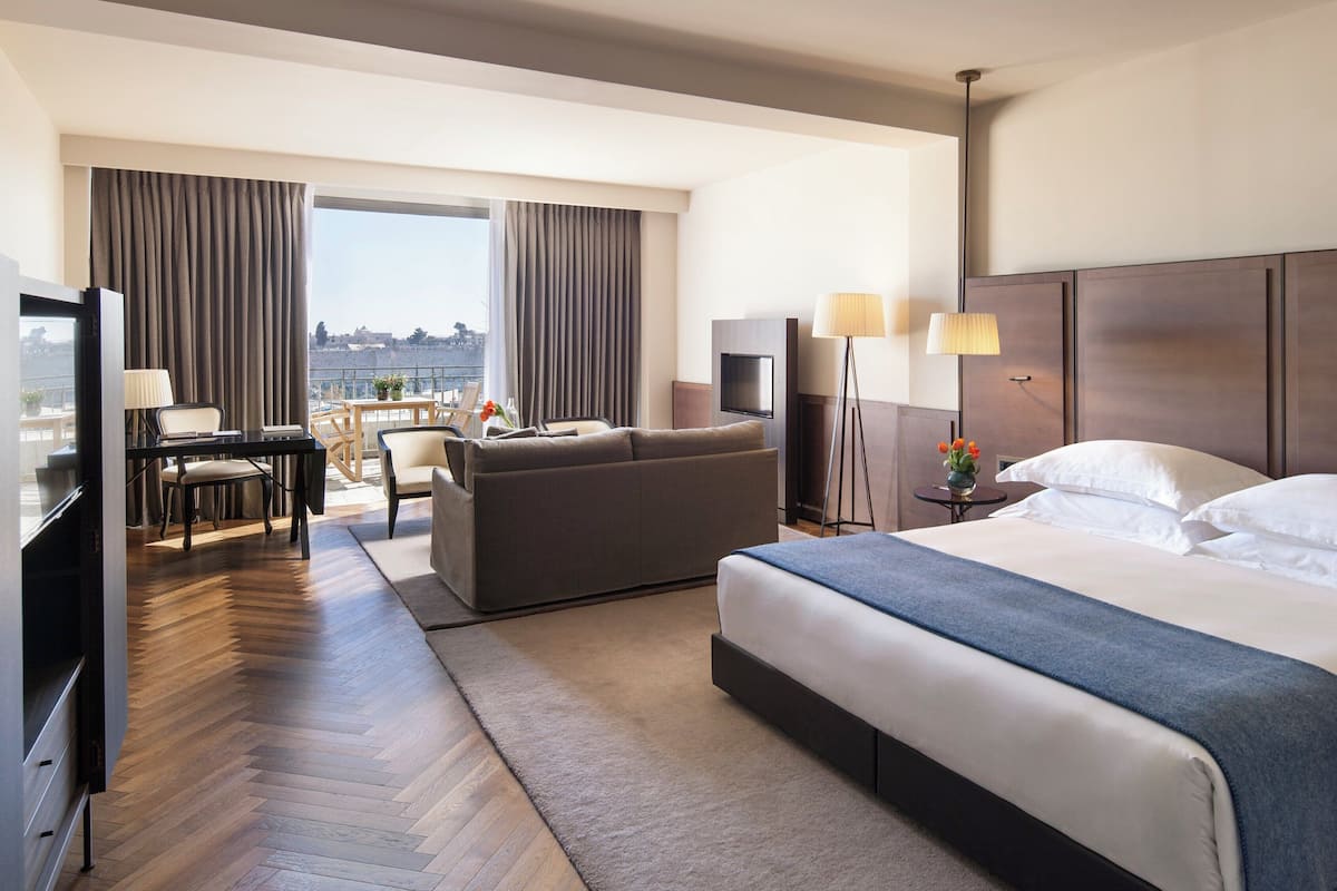 Junior Suite with Balcony and Old City View. | Roupas de cama premium, camas com colchões pillow-top