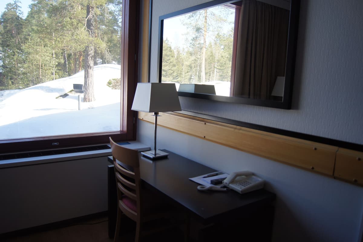 Blackout drapes, free WiFi, bed sheets
