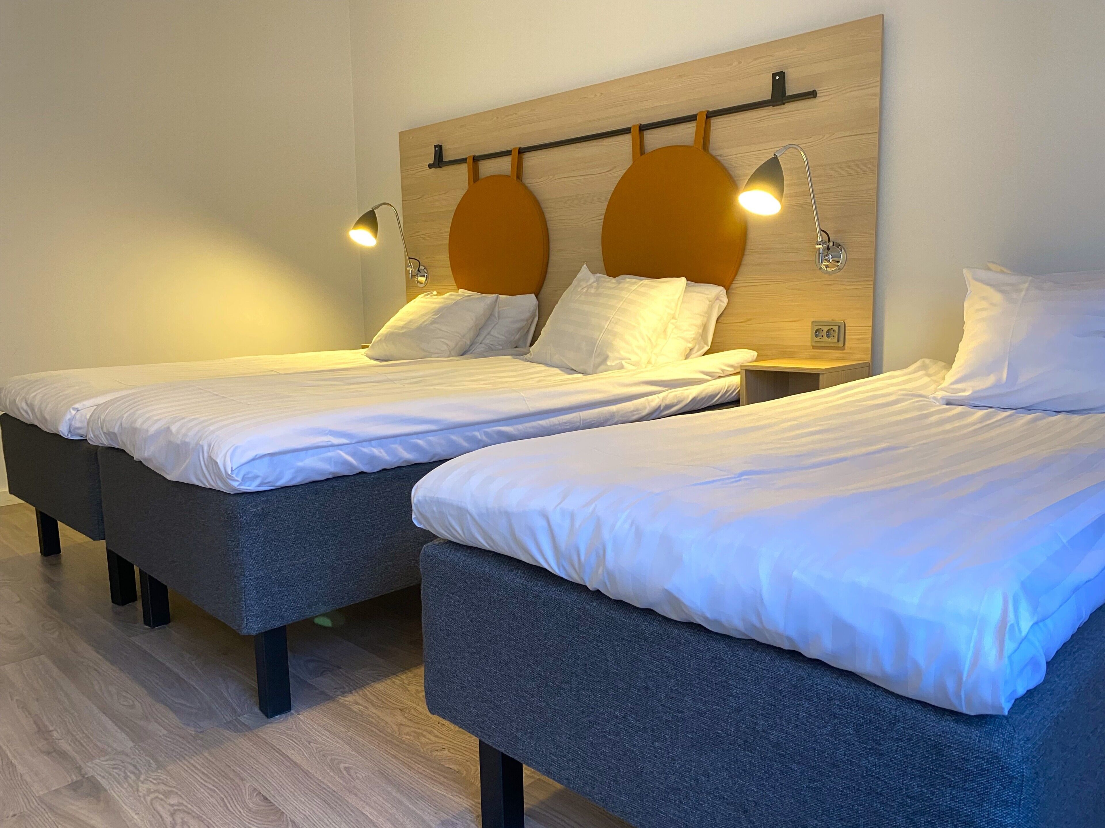Habitación triple Confort, vista al patio | Cortinas blackout, wifi gratis y ropa de cama 