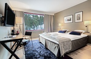 Junior Suite | Laptop workspace, blackout drapes, iron/ironing board, free WiFi