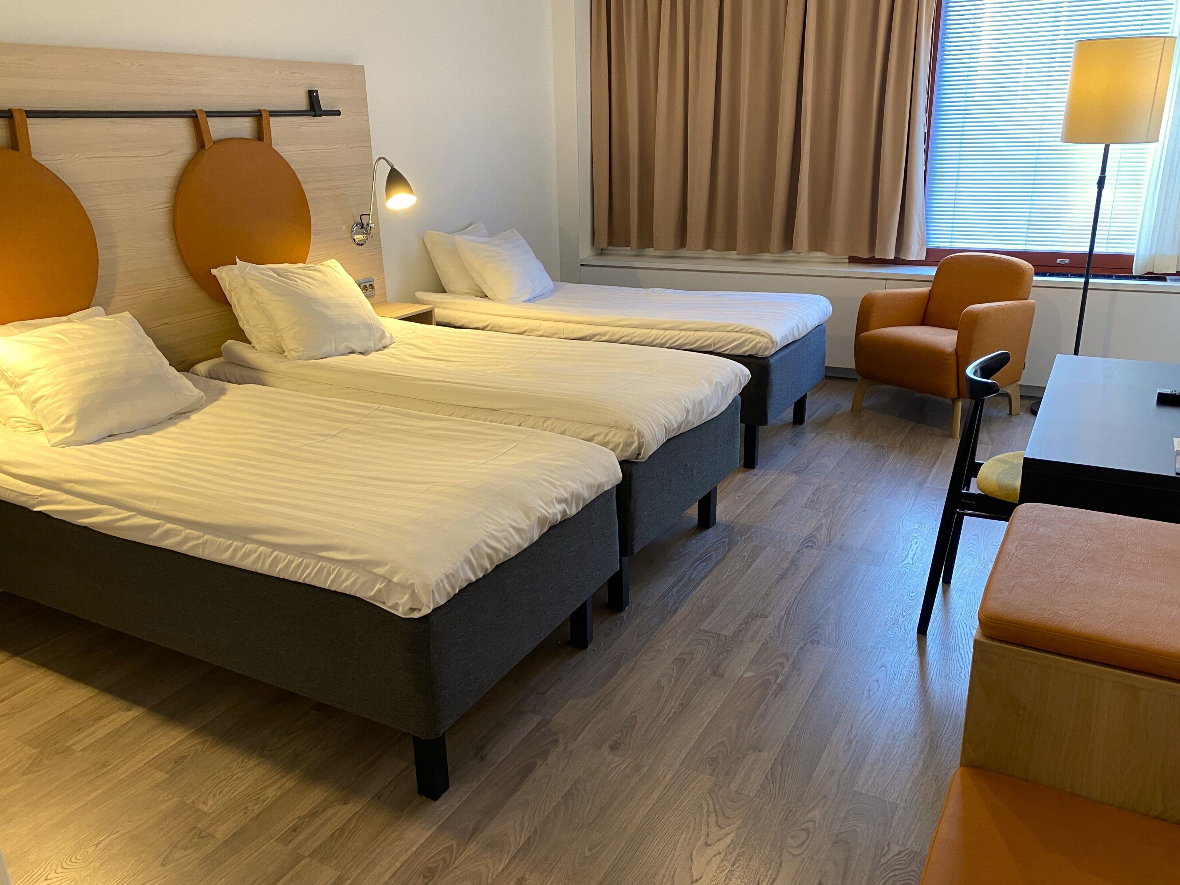 Cortinas blackout, wifi gratis y ropa de cama 