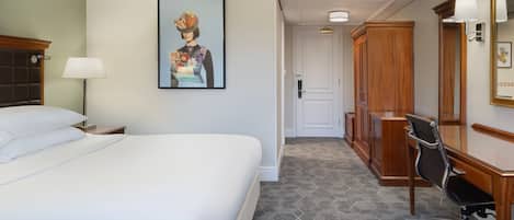 Deluxe Room, 1 Queen Bed, Non Smoking | 1 bedroom, pillowtop beds, in-room safe, desk