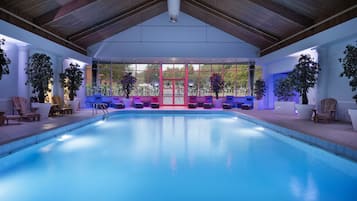 Inomhuspool med öppettider 07.00 till 21.00, och solstolar