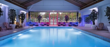 Piscine intérieure, accÚs possible de 7 h à 21 h, chaises longues