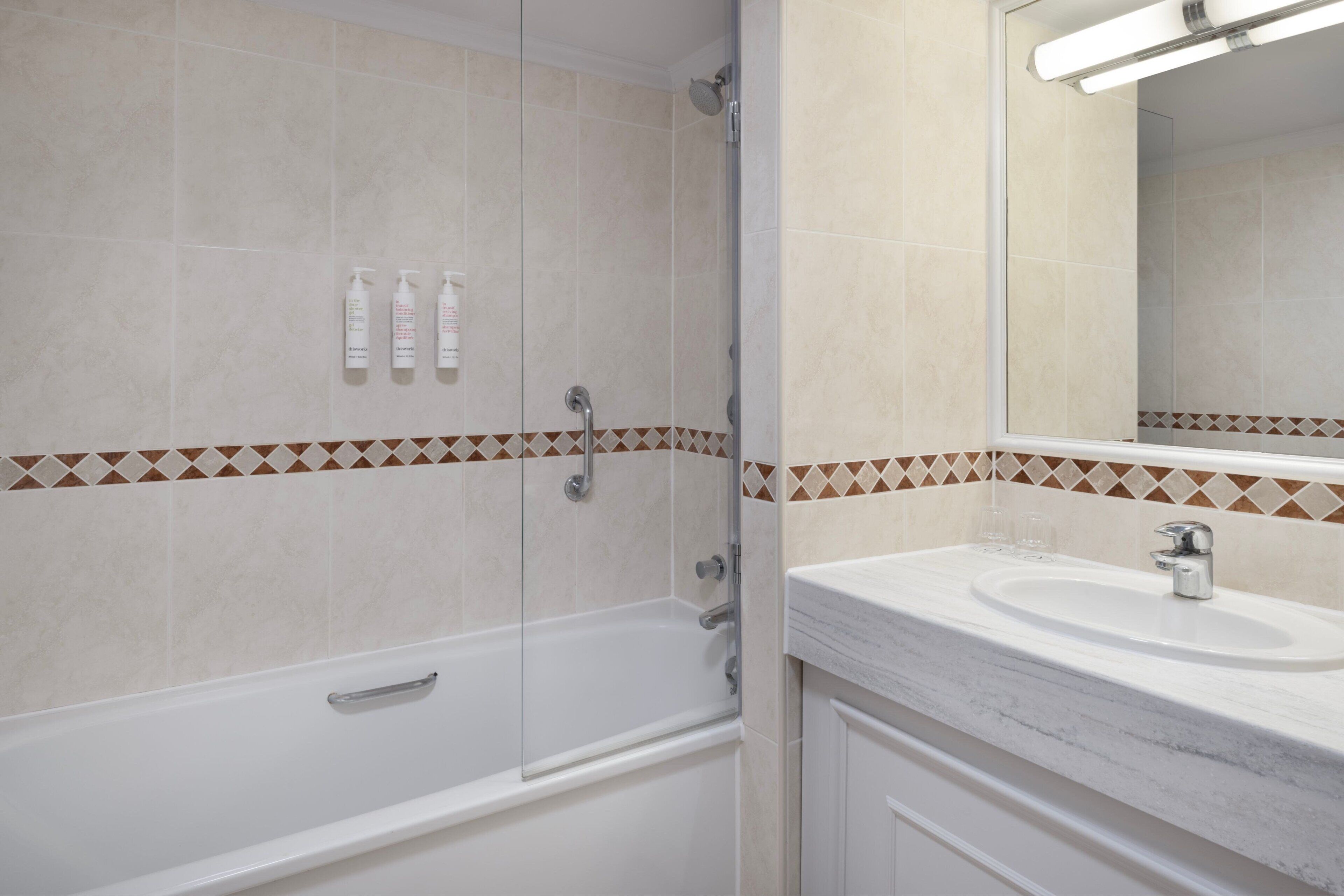 combined shower/bathtub, eco-friendly toiletries, hair dryer, towels