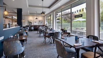 Breakfast, lunch, dinner served; international cuisine