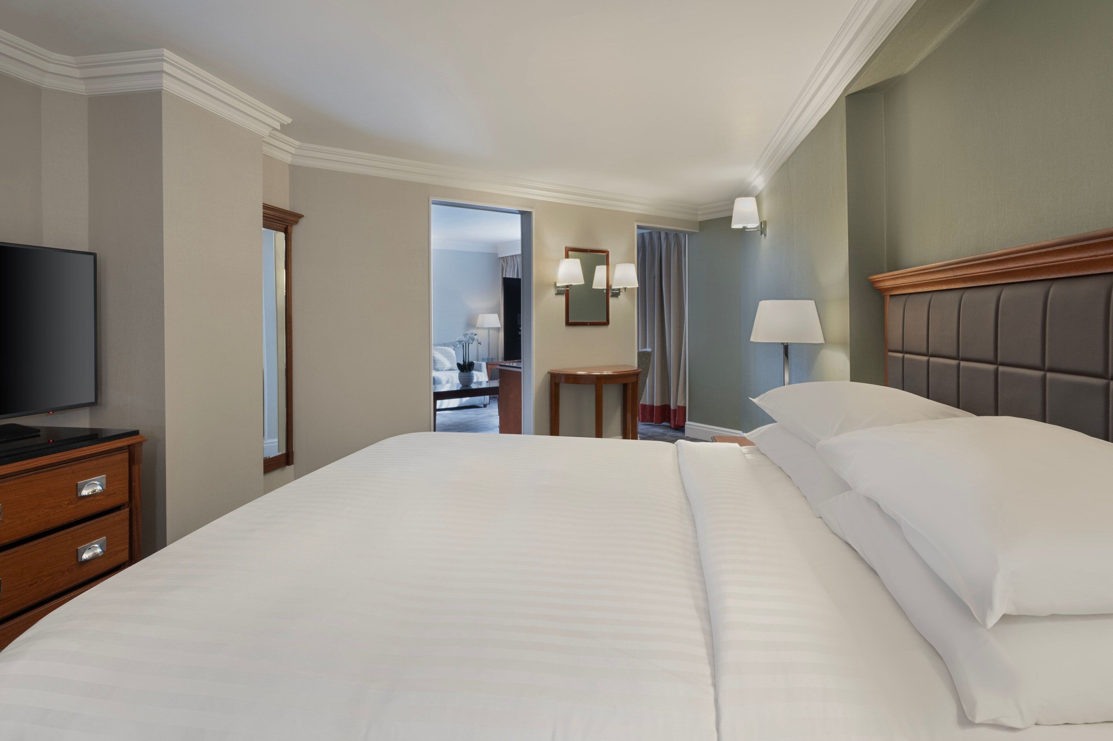 suite, 1 bedroom, non smoking | 1 bedroom, pillow-top beds, in-room safe, desk