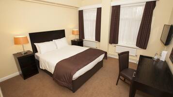 Desk, soundproofing, free cribs/infant beds, free WiFi