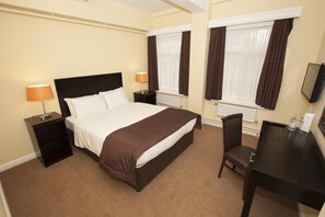 Desk, soundproofing, free cots/infant beds, free WiFi