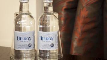 Tina con regadera, amenidades de baño gratuitas, secadora de cabello