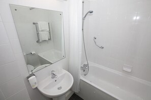 Kombinert dusj/badekar, toalettartikler (inkludert) og hårføner