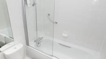 Tina con regadera, amenidades de baño gratuitas, secadora de cabello