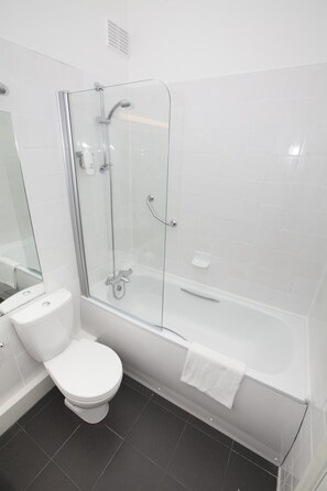 Combined shower/bathtub, free toiletries, hair dryer, towels