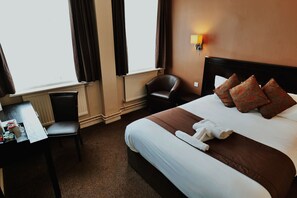 Quarto casal | Escrivaninha, quartos à prova de som, berços grátis, Wi-Fi de cortesia