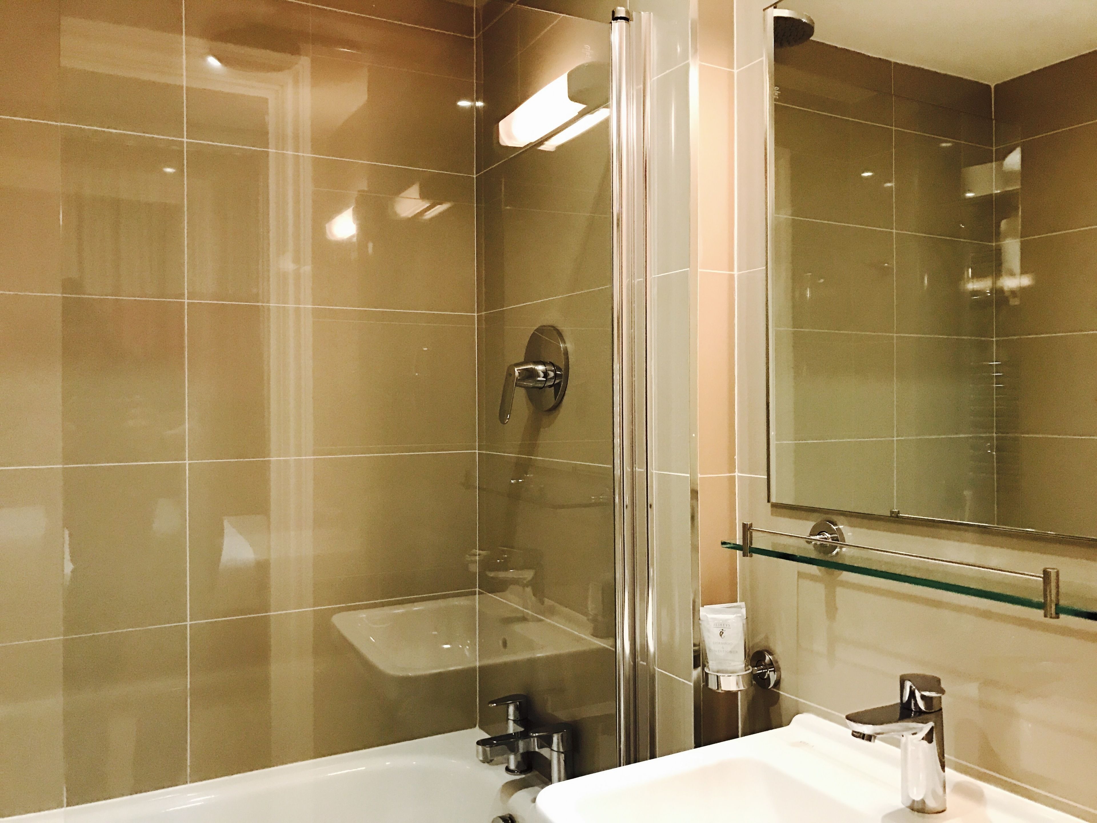 Deluxe Double Room | Bathroom | Free toiletries, hair dryer, towels