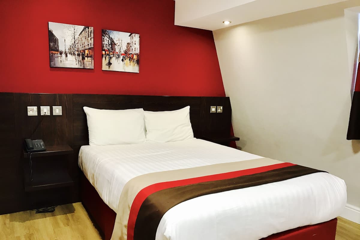 Kamar Quadruple | Seprai premium, meja kerja, setrika/meja setrika, dan Wi-Fi gratis